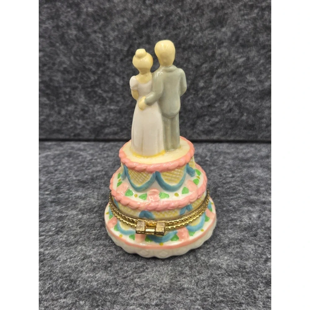 Wedding Cake Trinket Box Porcelain Bride & Groom with Trinkets Double Rings